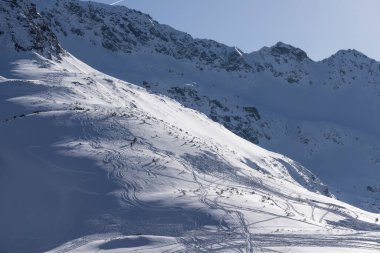 Kışın yüksek Tatra. Beş Polonyalı Gölet Vadisi 'nden manzara.