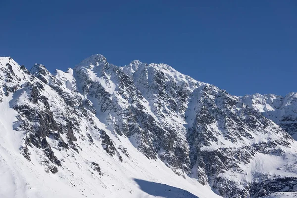 冬の高タトラ 壮大なピークの眺め — ストック写真