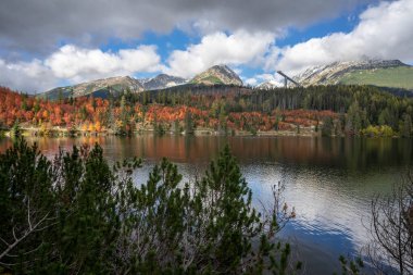 Strbske Pleso güzel dağ gölü Sonbaharda Slovakya 'da.