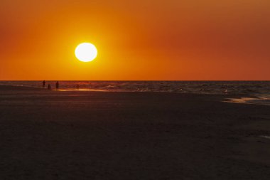Baltık Denizi 'nde altın gün batımı. Jurata.