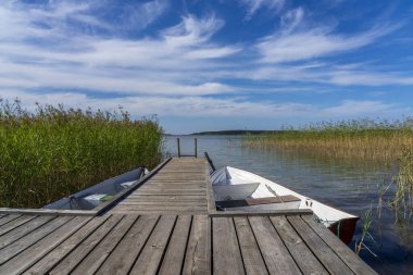 Seksty Gölü. Polonya 'daki Masuria manzarası, Pisz bölgesindeki Karwik köyü.