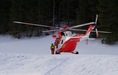 Jaworzynka Vadisi - Tatry / Polonya - 25 Ocak 2025: Polonya 'daki Batı Tatras' ta Dağ Kurtarma Helikopteri TOPR                       