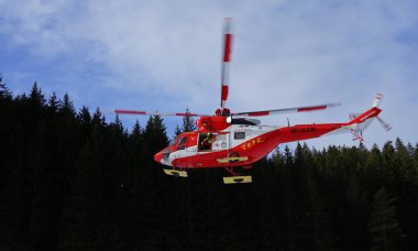 Jaworzynka Vadisi - Tatry / Polonya - 25 Ocak 2025: Polonya 'daki Batı Tatras' ta Dağ Kurtarma Helikopteri TOPR                              