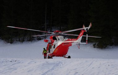 Jaworzynka Vadisi - Tatry / Polonya - 25 Ocak 2025: Polonya 'daki Batı Tatras' ta Dağ Kurtarma Helikopteri TOPR                              