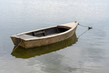 Göldeki eski tekne..