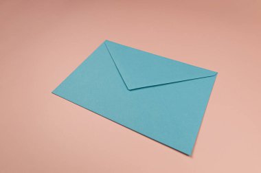 Pembe arka planda açık mavi bir zarf. Bir zarf düzdü. Uzayı kopyala Gönder.