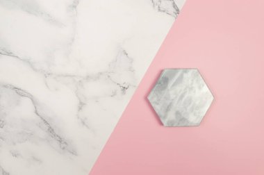 Pembe ve beyaz mermer arka plandaki mermer tepsinin üst görüntüsü. Yaratıcı ürün sunumu düz konumda. Boşluğu kopyala.