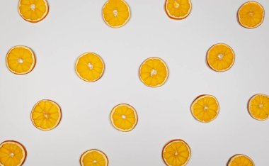 Beyaz arka planda kurutulmuş portakal dilimleri. Noel kompozisyonu, yeni yıl, kış konsepti. Üst görünüm, düz görünüm, kopyalama alanı. 