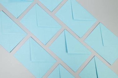 Gri arkaplandaki mavi zarfların üst görüntüsü. Yat yere. Boşluğu kopyala.