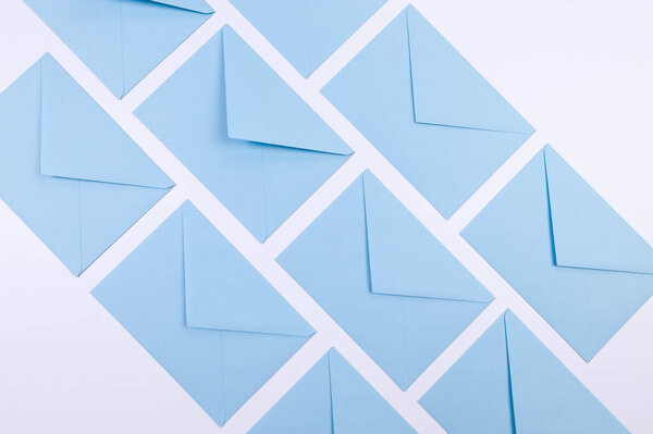 Вид сверху светло-голубой эмали на белом фоне. Пост-квартира лежала. Копирование пространства.
