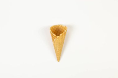 Beyaz arka planda dondurmalı waffle külahının en üst görüntüsü. Yaz duvar kağıdı, düz döşeme, kopyalama alanı.