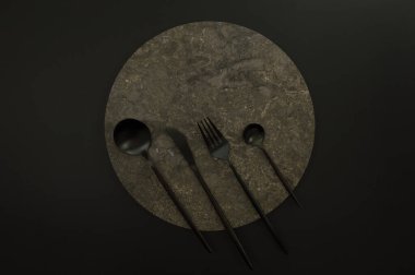 Kahverengi mermer kaplama, siyah arka planda siyah çatal bıçak. Yemek sunumu, taş tepsi. Uzayı kopyala, düz yat.