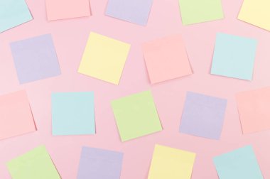 Pembe arkaplandaki renkli yapışkan notların üst görünümü. Okul, ofis duvar kağıdı. Düz yat, boşluğu kopyala.