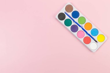 Pembe arka planda suluboya ve boya fırçası manzarası. Resim, sanat, kopyalama alanı, düzlük.