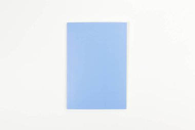 Beyaz arkaplanda mavi defterin üst görüntüsü. Okul, ofis duvar kağıdı. Düz yat, boşluğu kopyala.