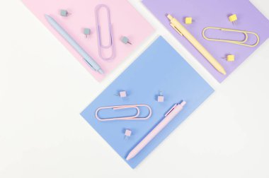 Beyaz arka planda pembe, mor ve mavi defterlerin üst görüntüsü. Renkli kalemler, ataçlar, raptiyeler, okul, ofis kağıdı. Düz yat, boşluğu kopyala.