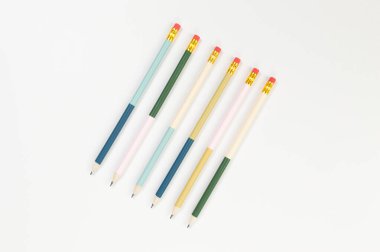 Beyaz arkaplanda renkli kalemlerin üst görünümü. Okul, ofis, duvar kâğıdı. Düz yat, boşluğu kopyala.