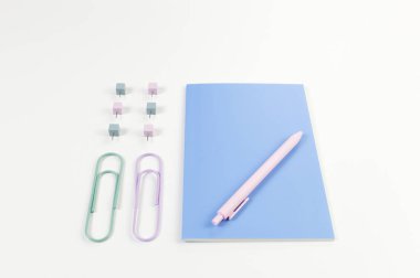 Beyaz arkaplanda mavi defterin üst görüntüsü. Ataç, kalem ve raptiye. Okul, ofis duvar kağıdı. Düz yat, boşluğu kopyala.