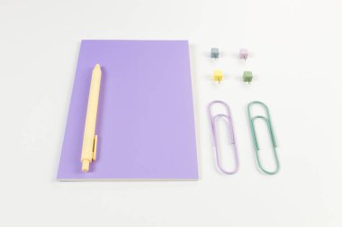 Beyaz arkaplanda mor defterin üst görünümü. Ataç, kalem ve raptiye. Okul, ofis duvar kağıdı. Düz yat, boşluğu kopyala.