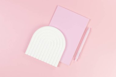 Pembe defter, pembe kalem, pembe arka planda beyaz kemer tepsisi. Okul, ofis duvar kağıdı. Düz yat, boşluğu kopyala.