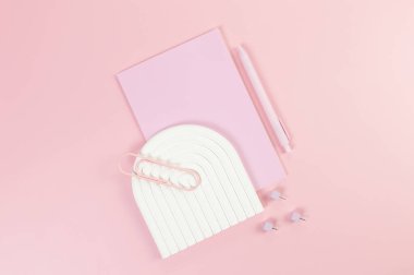 Pembe defter, pembe kalem, ataç, raptiye, pembe arka planda beyaz kemer tepsisi. Okul, ofis duvar kağıdı. Düz yat, boşluğu kopyala.
