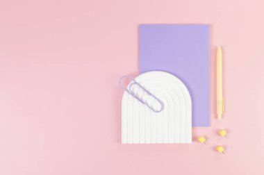 Mor defterin üst görüntüsü, sarı kalem, ataç, raptiyeler, pembe arka planda beyaz kemer tepsisi. Okul, ofis duvar kağıdı. Düz yat, boşluğu kopyala.