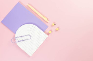 Mor defterin üst görüntüsü, sarı kalem, ataç, raptiyeler, pembe arka planda beyaz kemer tepsisi. Okul, ofis duvar kağıdı. Düz yat, boşluğu kopyala.