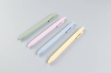 Gri arkaplanda renkli kalemlerin üst görünümü. Okul, ofis duvar kağıdı. Düz yat, boşluğu kopyala.