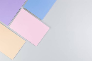 Gri arkaplanda pembe, mor, mavi ve bej renkli defterlerin üst görüntüsü. Okul, ofis duvar kağıdı. Düz yat, boşluğu kopyala.