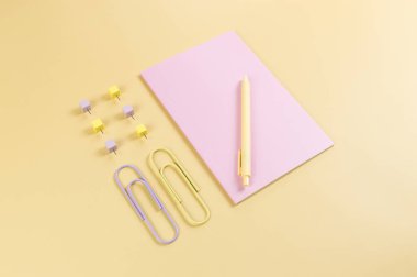 Sarı arkaplanda pembe defterin üst görüntüsü. Ataç, kalem ve raptiye. Okul, ofis duvar kağıdı. Düz yat, boşluğu kopyala.