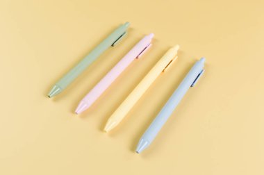 Sarı arka planda renkli kalemlerin üst görüntüsü. Okul, ofis duvar kağıdı. Düz yat, boşluğu kopyala.