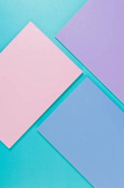 Mavi arka planda pembe, mor ve mavi defterlerin üst görüntüsü. Okul, ofis duvar kağıdı. Düz yat, boşluğu kopyala.