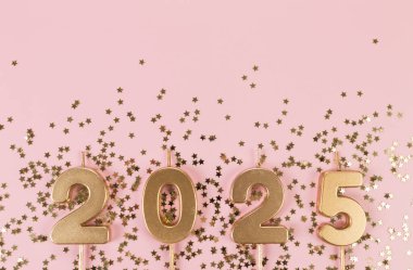 2025 mutlu yıllar. Altın sayılar manzarası, pembe arka planda altın yıldızlı konfeti. Uzayı kopyala, düz yat.