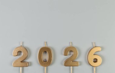 2026 mutlu yıllar. Gri arkaplandaki altın rakamlarının üst görüntüsü. Uzayı kopyala, düz yat.