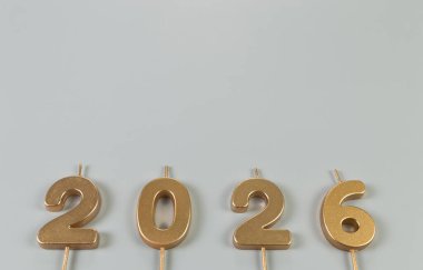 2026 mutlu yıllar. Gri arkaplandaki altın rakamlarının üst görüntüsü. Uzayı kopyala, düz yat.