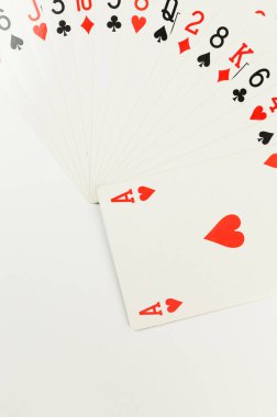 Beyaz arkaplanda kart oynamanın en üst görünümü. Masa oyunu, poker. Uzayı kopyala, düz yat.