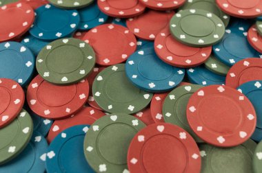 Beyaz arka planda poker çiplerinin üst görüntüsü. Bir sürü kumar fişi. Masa oyunu, oyun kartları, poker, kumarhane. Uzayı kopyala, düz yat.