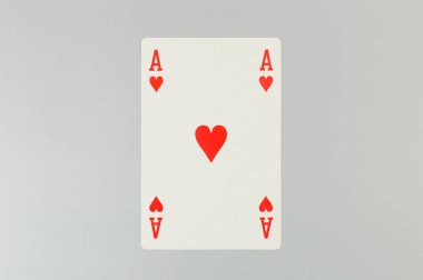 Gri arkaplanda kart oynamanın en üst görünümü. Bir as kart, masa oyunu, poker. Uzayı kopyala, düz yat.