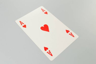 Gri arkaplanda kart oynamanın en üst görünümü. Bir as kart, masa oyunu, poker. Uzayı kopyala, düz yat.