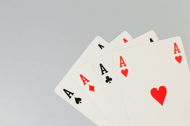 Beyaz arkaplanda kart oynamanın en üst görünümü. Dört as, masa oyunu, poker. Uzayı kopyala, düz yat.