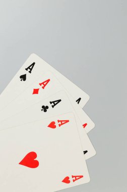 Beyaz arkaplanda kart oynamanın en üst görünümü. Dört as, masa oyunu, poker. Uzayı kopyala, düz yat.