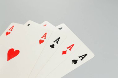Beyaz arkaplanda kart oynamanın en üst görünümü. Dört as, masa oyunu, poker. Uzayı kopyala, düz yat.