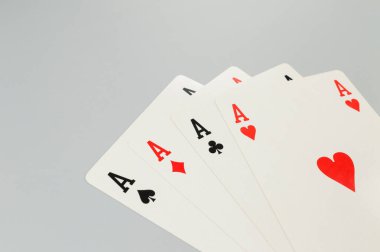 Beyaz arkaplanda kart oynamanın en üst görünümü. Dört as, masa oyunu, poker. Uzayı kopyala, düz yat.