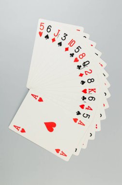 Gri arkaplanda kart oynamanın en üst görünümü. Masa oyunu, poker. Uzayı kopyala, düz yat.