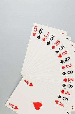 Gri arkaplanda kart oynamanın en üst görünümü. Masa oyunu, poker. Uzayı kopyala, düz yat.