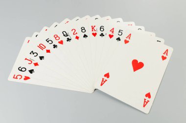 Gri arkaplanda kart oynamanın en üst görünümü. Masa oyunu, poker. Uzayı kopyala, düz yat.