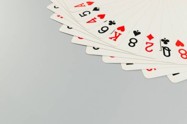 Gri arkaplanda kart oynamanın en üst görünümü. Masa oyunu, poker. Uzayı kopyala, düz yat.