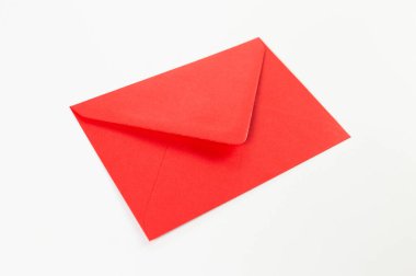 Beyaz arkaplanda kırmızı zarfın üst görüntüsü. Yat yere. Boşluğu kopyala.