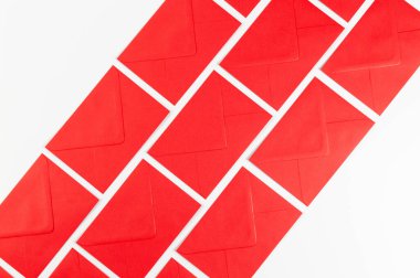 Beyaz arkaplandaki kırmızı zarfların üst görüntüsü. Yat yere. Boşluğu kopyala.