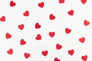 Beyaz arka planda kırmızı kalplerin üst görüntüsü. Sevgililer günü, kırmızı kalpler, duvar kağıtlarına bayılırım. Düz yat, boşluğu kopyala.